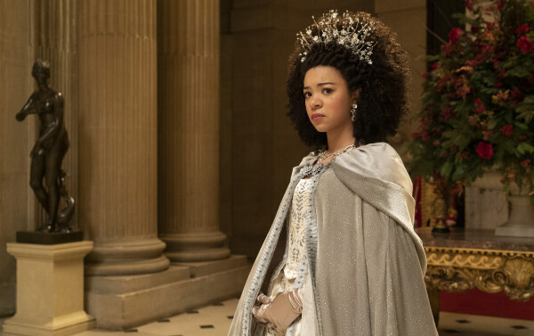 À 21 ans, la jeune comédienne britannique India Amarteifio est la reine Charlotte dans la série diffusée sur Netflix dès le 4 mai 2023. 